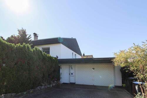 Breite Einfahrt Eingangsbereich Einliegerwohnung_ - Charmantes Fertighaus mit Einliegerwohnung, großem Grundstück und Handwerkerpotenzial