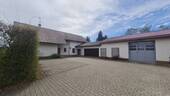 Haus mit Garage , Halle und Stellplätzen - 