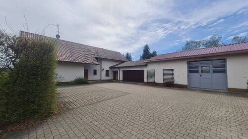 Haus mit Garage , Halle und Stellplätzen - 