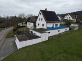 Süd-West Ansicht + Stellplätze - Helles 4,5 Zi. Einfamilienhaus mit großem Garten und 130 m² flexibel nutzbarer Gewerbefläche
