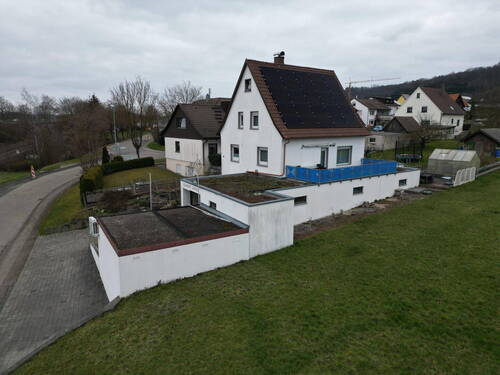 Süd-West Ansicht + Stellplätze - Helles 4,5 Zi. Einfamilienhaus mit großem Garten und 130 m² flexibel nutzbarer Gewerbefläche
