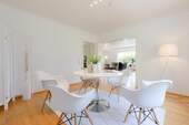 Essbereich mit Blick ins Wohnzimmer - 