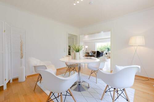 Essbereich mit Blick ins Wohnzimmer - 