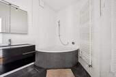 Modernes Badezimmer mit Badewanne - 