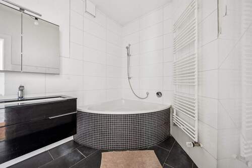 Modernes Badezimmer mit Badewanne - 