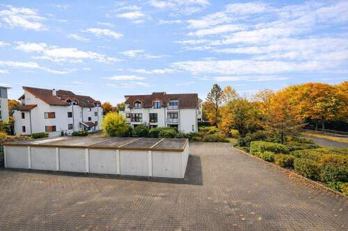 großer Hof im Herbst - 