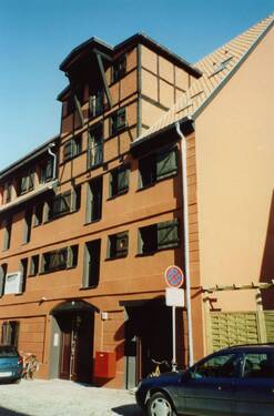 Hausansicht - Top WG-Zimmer in komplett saniertem Speicher