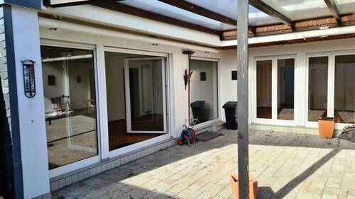 Terrasse mit neuen Fenstern - 4 Zimmer Bungalow zum Kaufen in Köln - Rondorf