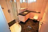 Bad mit neuer Dusche - 