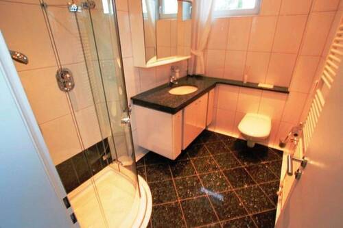 Bad mit neuer Dusche - 