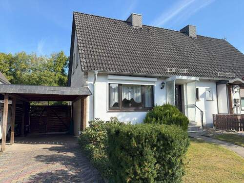 Vorderansicht - Gepflegte DHH zur Renovierung mit Vollkeller und Carport in beliebter gefragter Ortslage