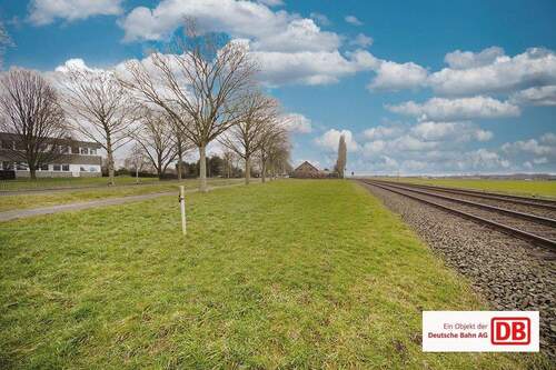 Blick aufs Grundstück von links - - AUKTION 19.03.2026 - Unbebautes Grundstück - angrenzend an Wohnen und Gewerbe