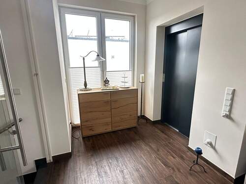 Eigener Fahrstuhl über 3 Etagen - 