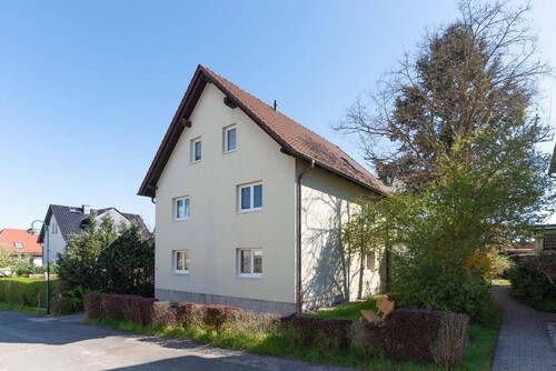 Außenansicht - moderne 3-Raum-Wohnung mit Balkon und Blick auf die Heidecksburg