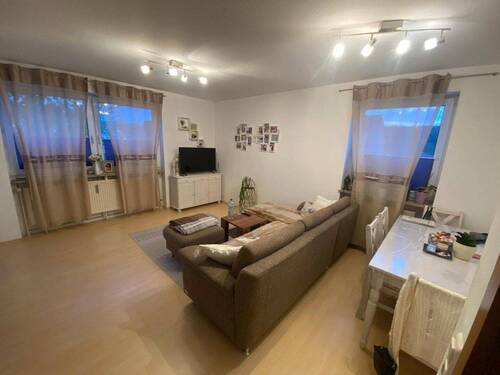 Wohnzimmer 2 - aktuell - Moderne 2-Zimmer-Wohnung mit Balkon und Stellplatz in attraktiver Wohnlage Altenkunstadt