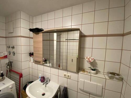 Badezimmer - aktuell - 2 Zimmer Etagenwohnung in Altenkunstadt