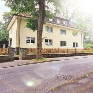 Hausansicht - Helle renovierte 2- Zi Wohnung (zuzügl. weiterem Zimmer + Gäste WC im DG) mit Gartenanteil zu vermieten