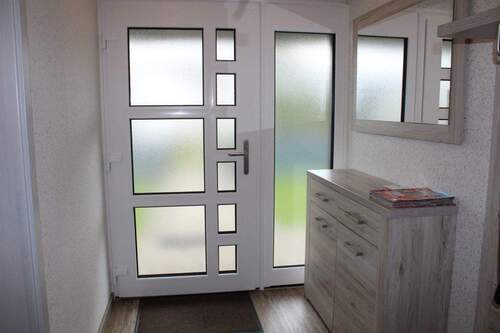 Eingangsbereich - Modernisiertes Reihenbungalow in Bad Dürrheim – Wohnen auf einer Ebene mit Garten und Kamin
