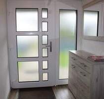 Modernisiertes Reihenbungalow in Bad Dürrheim – Wohnen auf einer Ebene mit Garten und Kamin