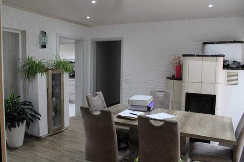 Essbereich mit Kamin - 5 Zimmer Mehrfamilienhaus, Wohnhaus zum Kaufen in Bad Dürrheim