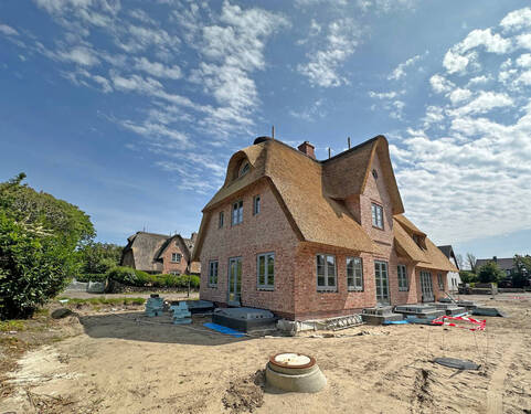 Seite und Rückseite - Doppelhaushälfte mit 183,00 m&sup2; in Wenningstedt zum Kaufen