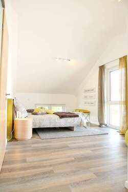 Elternschlafzimmer - 6 Zimmer Mehrfamilienhaus, Wohnhaus zum Kaufen in Freital