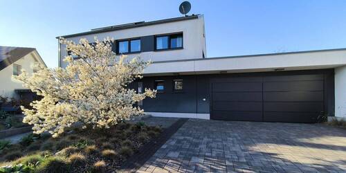 Haus seitlich Front - 9 Zimmer Einfamilienhaus zum Kaufen in Ranstadt