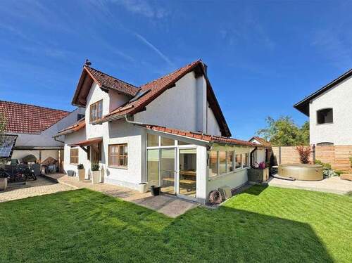 Hausansicht - Charmant renoviertes Einfamilienhaus mit Whirlpool und Sauna!