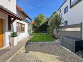 Vorgarten - 6 Zimmer Mehrfamilienhaus, Wohnhaus in Au in der Hallertau