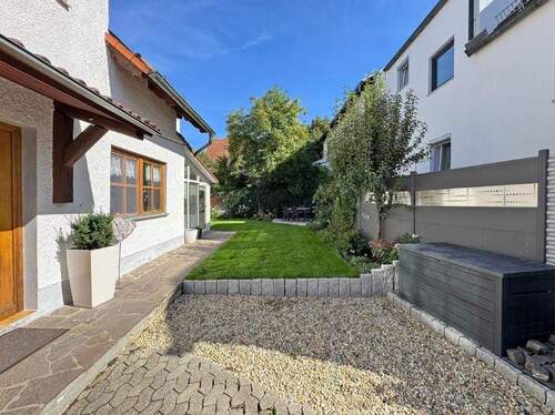 Vorgarten - 6 Zimmer Mehrfamilienhaus, Wohnhaus in Au in der Hallertau