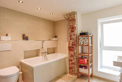 Badezimmer (Wanne + Dusche) - 7 Zimmer Doppelhaushälfte zum Kaufen in Weinstadt