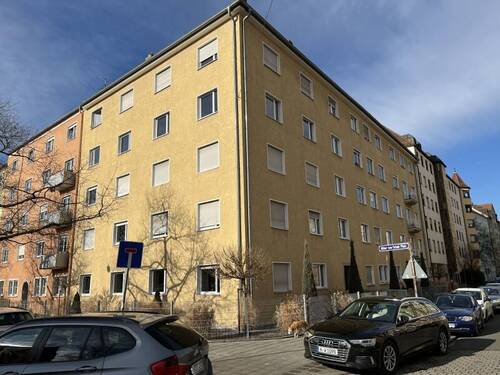 Hausansicht - HELLE 2 ZIMMERWOHNUNG - GROSSE WOHNKÜCHE MIT EINBAUKÜCHE - TAGESLICHTBAD