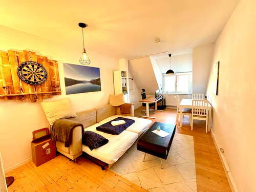 Ansicht zur Straße - Nachmieter gesucht: 2-Zimmer Dachgeschoss Wohnung direkt an der Isar