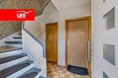 EG: Treppenhaus - Mehrfamilienhaus, Wohnhaus mit 180,00 m&sup2; in Leverkusen zum Kaufen