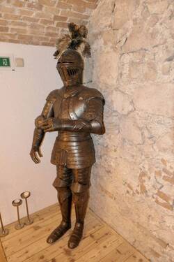 Was darf in alten Gemäuern nicht fehlen? Die Rüstung :) - 