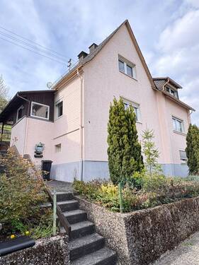 Ansicht seitlich - Gemütliches Einfamilienhaus mit großem Grundstück