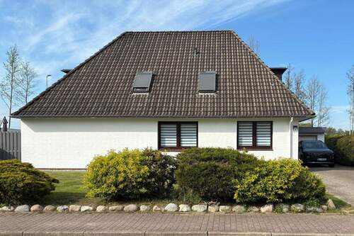 Hausansicht vorne - 8 Zimmer Mehrfamilienhaus, Wohnhaus in Büsum