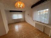 Wohnzimmer mit großen Fenstern - 