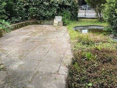 Terrasse im grünen Hausgarten - 