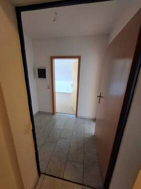 Blick in den Flur - 2 Zimmer Etagenwohnung zur Miete in Chemnitz