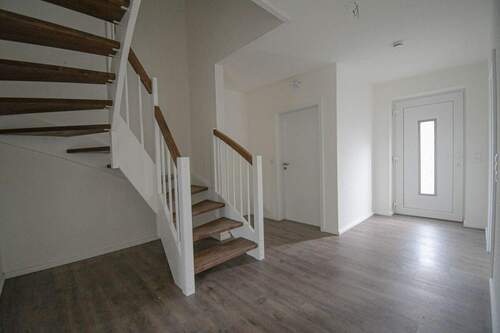 Flur EG - 4 Zimmer Doppelhaushälfte zur Miete in Edewecht