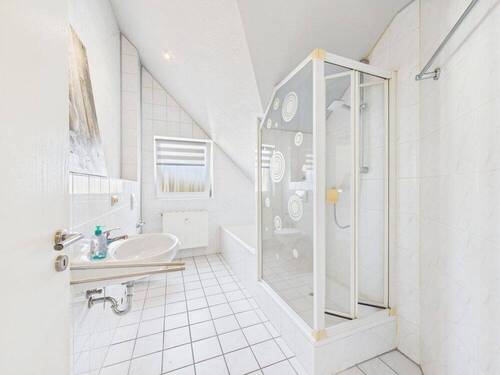 Bad mit Dusche und Badewanne - 