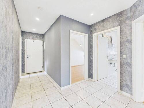 Diele mit Zugang zu allen Räumen - 