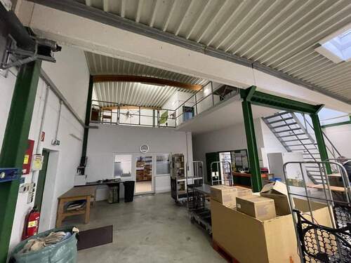 Halle 1 mit Zugang zum Büro - 