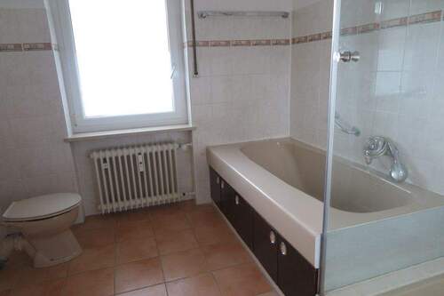 Badezimmer WC und Wanne - 