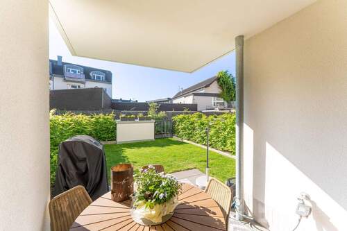 Überdachte Terrasse mit Blick in den Garten - 