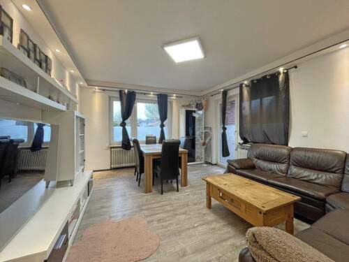 Wohnzimmer - 8 Zimmer Mehrfamilienhaus, Wohnhaus zum Kaufen in Norderstedt