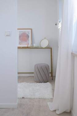 Blick in der Ankleidebereich oder den begehbaren Kleiderschrank - 