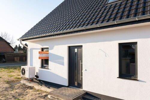 Hauseingang mit Maklerschild - 5 Zimmer Doppelhaushälfte zum Kaufen in Rostock