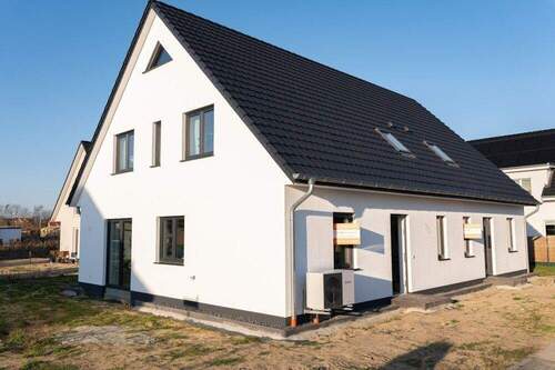 Haus Seitenansicht Außen - 5 Zimmer Doppelhaushälfte in Rostock